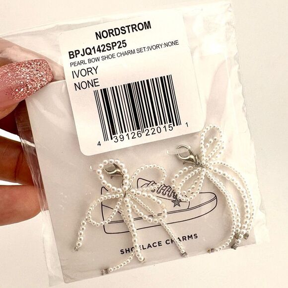 Nordstrom White Pearl Bow Shoe Charms - NWT - I have 4 pairs 🥰🤗 - Picture 2 of 3